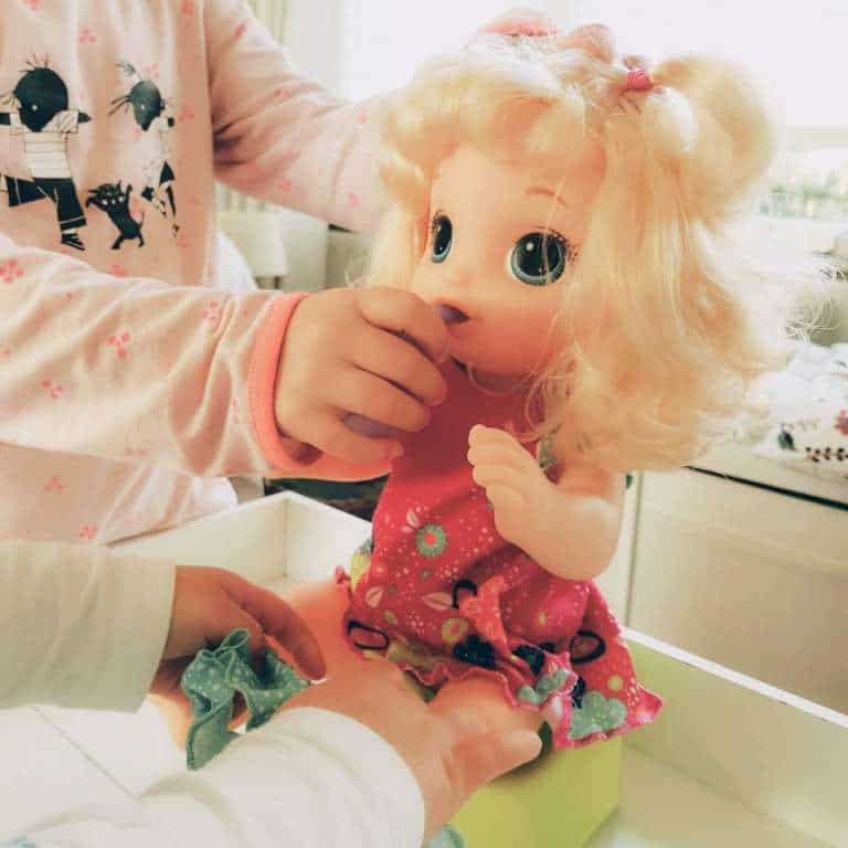 uitgelichte foto review baby alive plas en dans babypop speelgoed mamas meisje blog