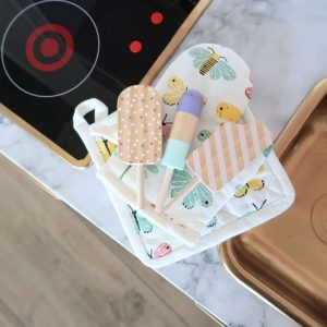 Ikea duktig keukentje speelgoedkeuken accessoires ovenwant pannenlap vlinders roze Dille en Kamille houten ijsjes Sostrene Grenes speelgoed - Mama's Meisje blog