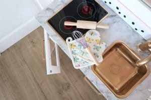 Ikea duktig keukentje speelgoedkeukentje aanrechtblad marmer deegroller ovenwant garde pannenlap speelgoed Sostrene Grene Dille en Kamille - Mama's Meisje blog