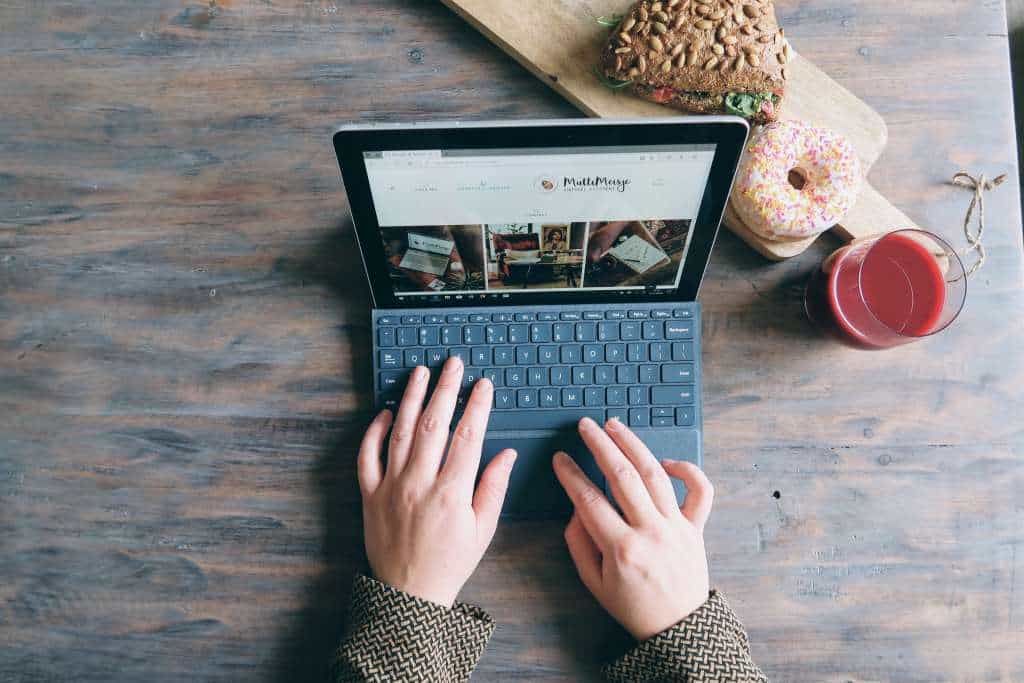 laptop onderweg Microsoft Surface Go review ervaring beoordeling ondernemer zzper - Mama's Meisje blog