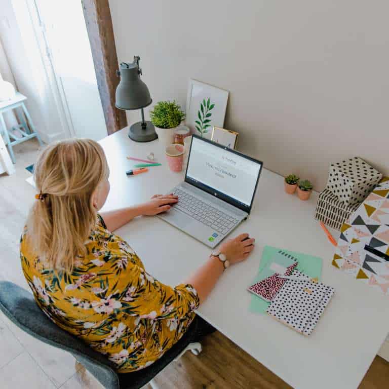 Thuiswerken vanuit huis werken als moeder virtueel assistent blogger als baan thuis werken ervaring -Mama's Meisje blog