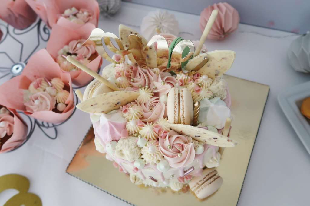 Sweet table dripcake drip cake roze mintgroen macarons toefjes glitter goud voorbeeld meisje sprookjesachtig - Mama's Meisje blog