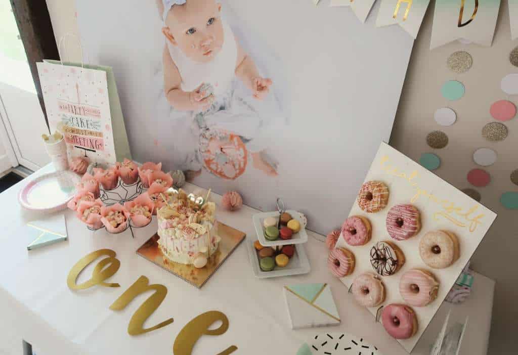 Sweet Table taart versiering voorbeeld decoratie roze mint goud mintgroen tips ideeën - Mama's Meisje blog