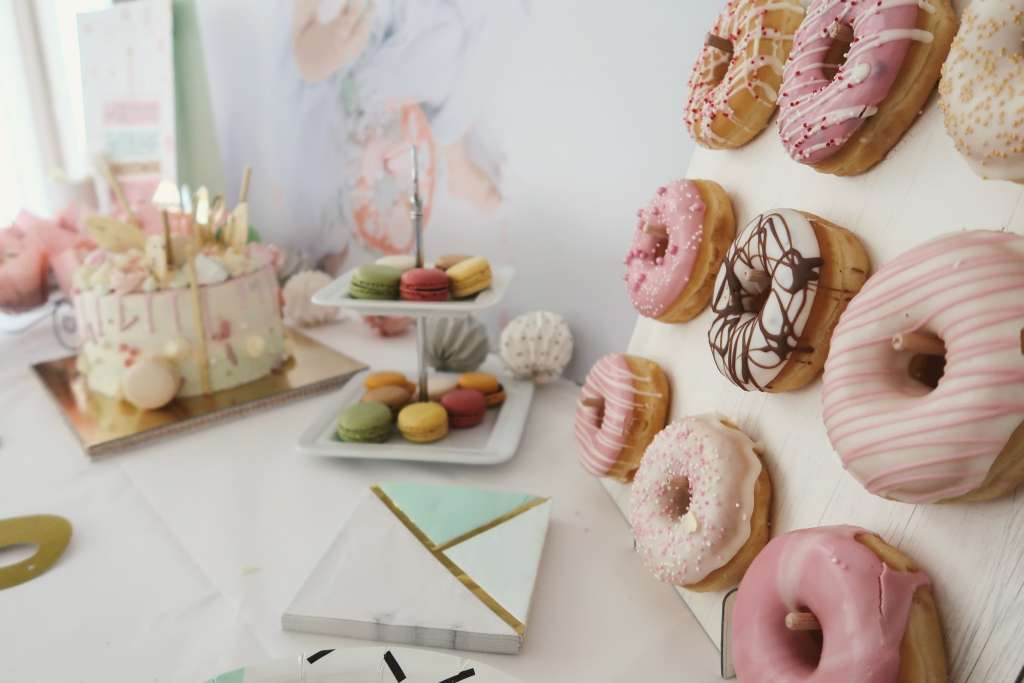 Sweet table voorbeeld donutwall cupcakes drip cake dripcake roze meisje inspiratie foto's - Mama's Meisje blog