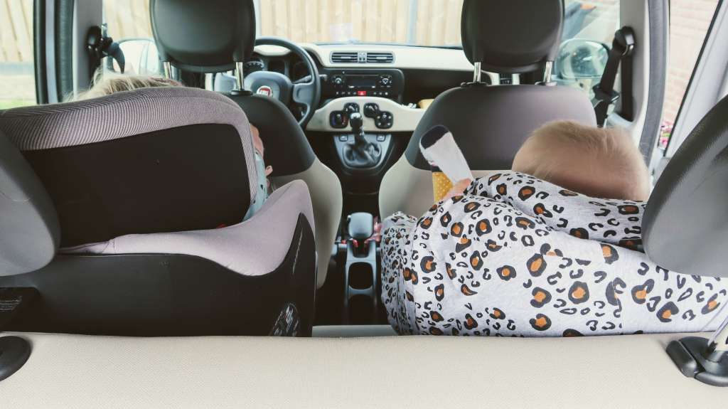 Misselijk op de achterbank ziek onderweg in de auto tips voorkomen kinderen misselijkheid lange autorit - Mama's Meisje blog