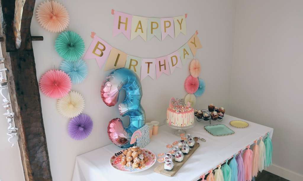 Glutenvrije sweet table verjaardagstaart cheesecake cupcakes slagroomsoesjes - Mama's Meisje blog