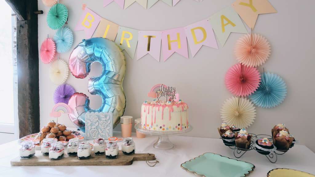 Verjaardag feestje feestdecoratie taart tafel regenboog pastel aankleding - Mama's Meisje blog