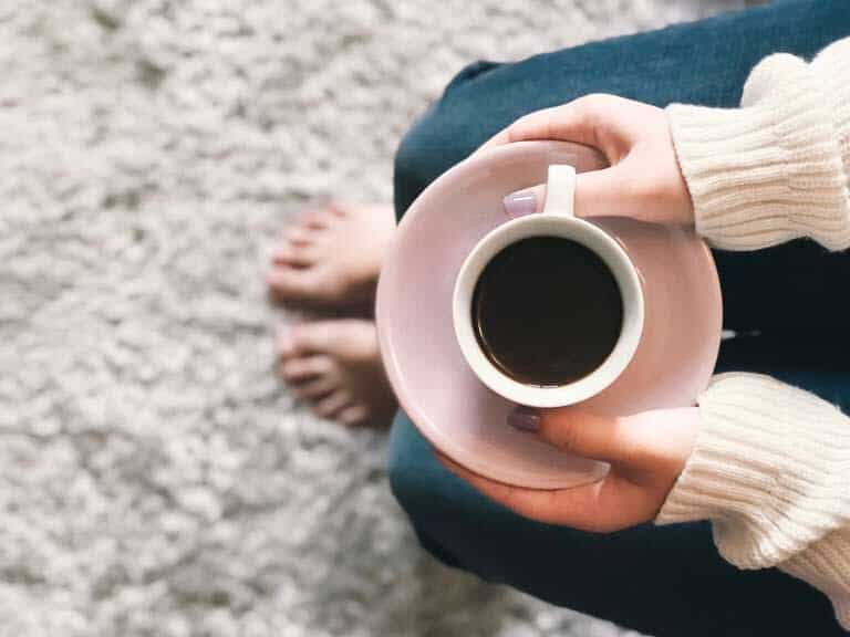 Een kopje koffie drinken alleen eenzaamheid als moeder schoolplein geen vriendinnen - Mama's Meisje blog