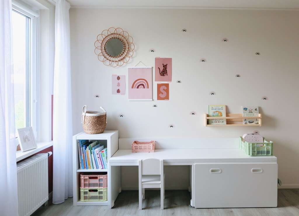 Ikea speelhoek op de slaapkamer stuva serie regenboog muurstickers rotan spiegel kinderkamer meisjeskamer boven spelen - Mama's Meisje blog