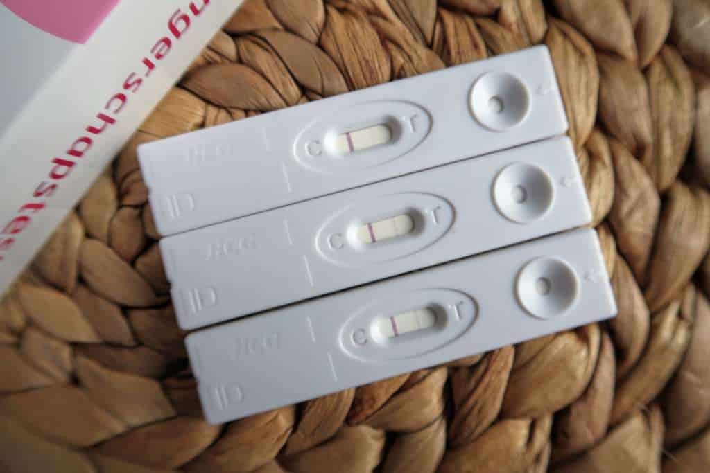 Trekpleister 2 voor 5 zwangerschapstesten op een rijtje positieve test voor NOD - Mama's Meisje blog