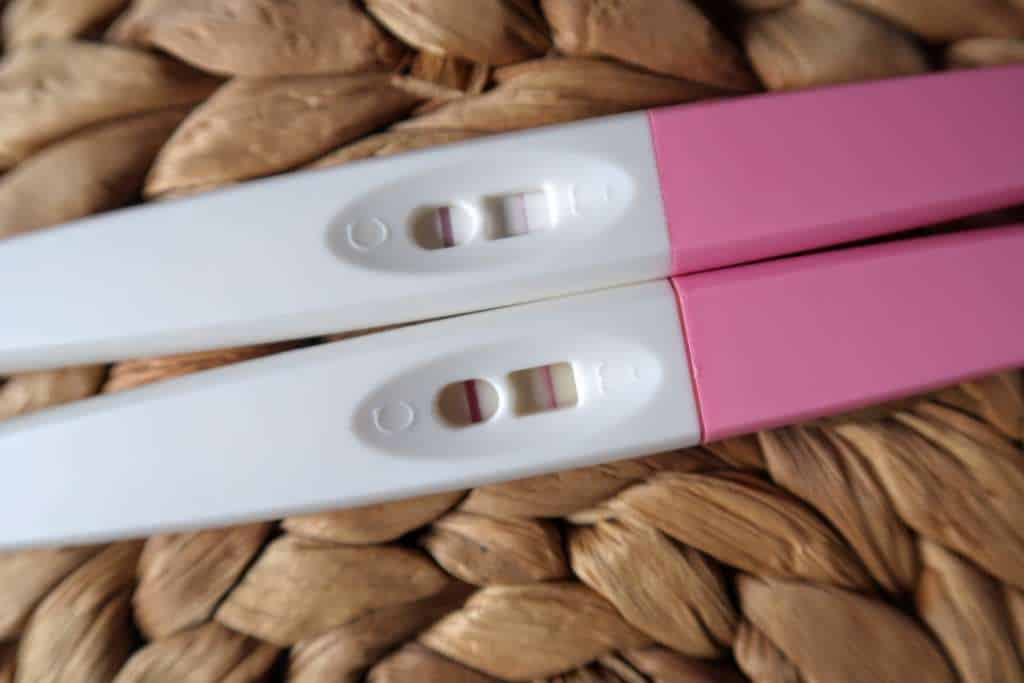 Verschil tussen Action zwangerschapstest na een dag positieve zwangerschapstest - Mama's Meisje blog
